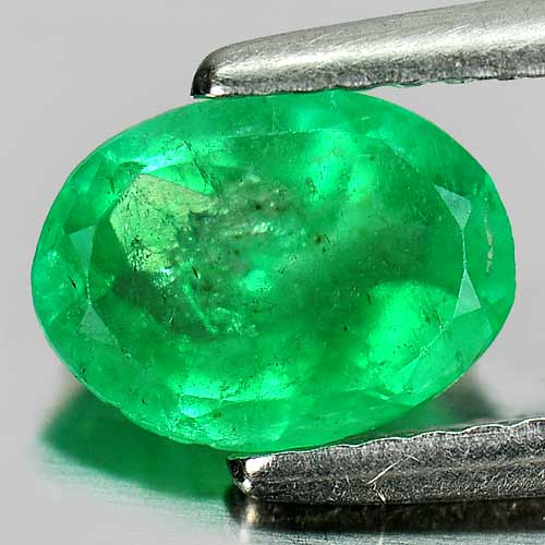 Green Emerald 0.87 Ct. Oval Shape 8.1 x 6 x 3.3 Mm. Natural Gemstone Columbia