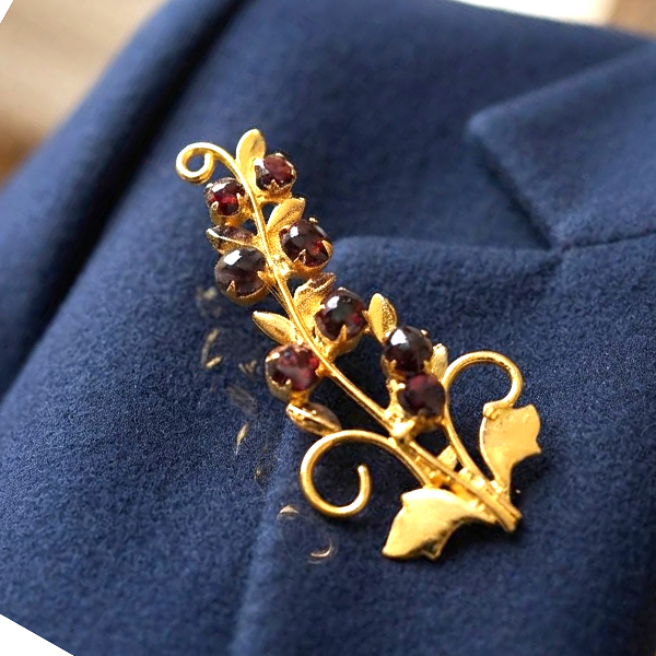 Natural Multi Color Mixed Gemstones 4.88 Grams Jewelry Brooch Yellow Gold Plated 55 x 28 Mm.
